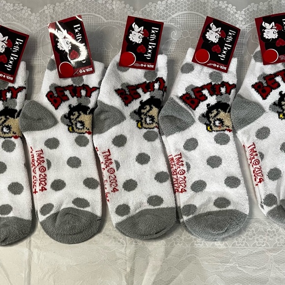 Betty Boop Polka Dot Ankle Socks - Picture 1 of 16